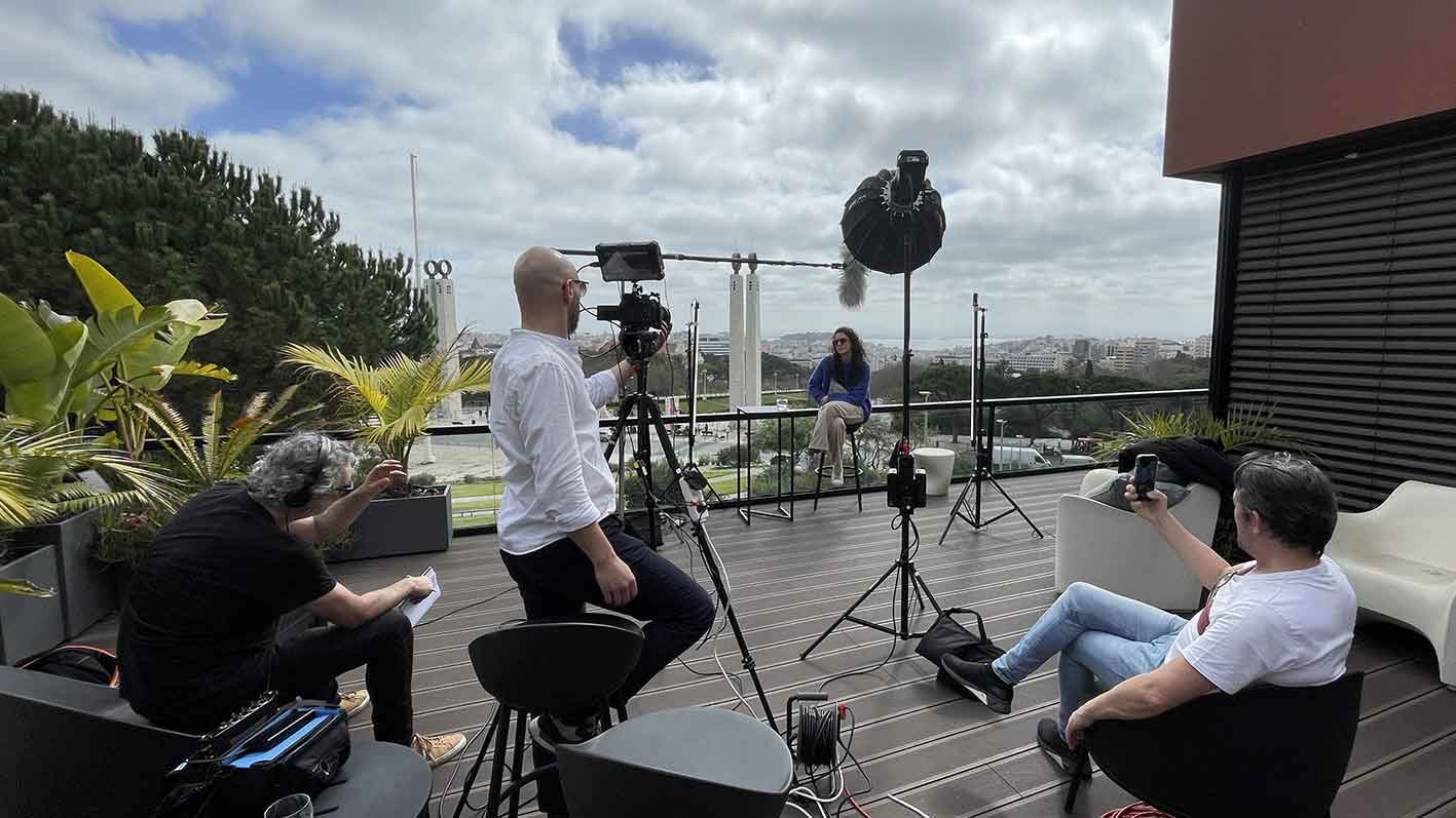 Videógrafo profissional em ação
