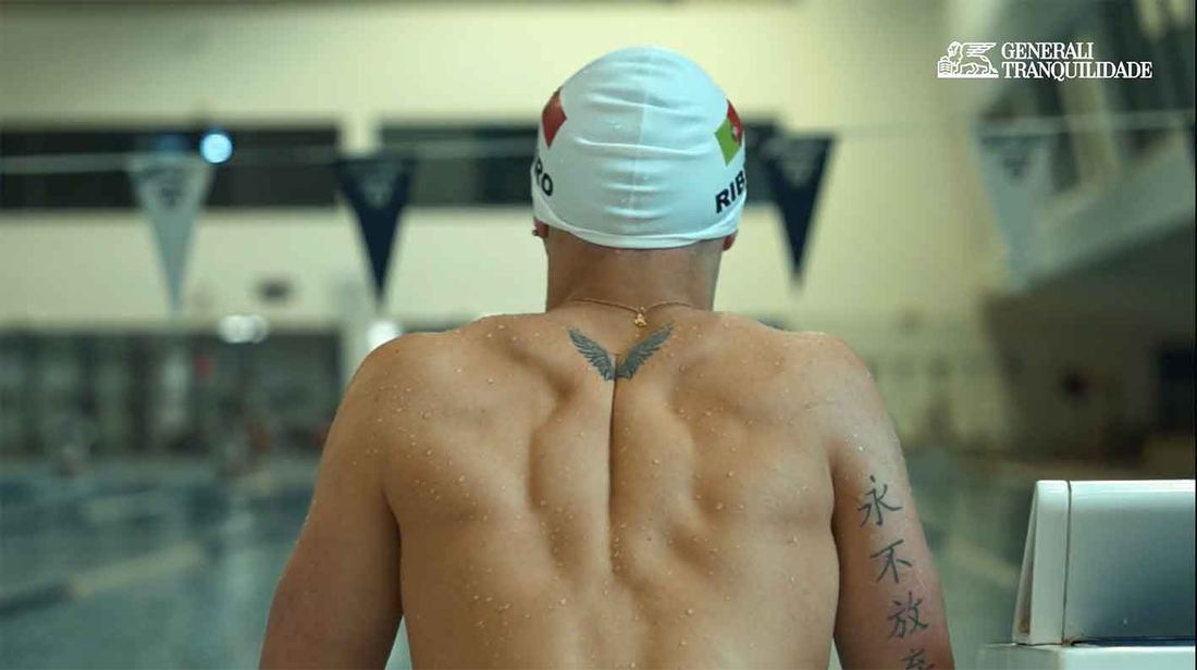 Nadador de costas junto à piscina, Federação Portuguesa de Natação